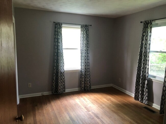 Building Photo - 3 bedroom home in Carbondale