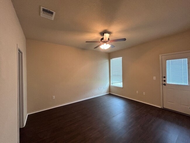 Building Photo - 3/2/2  in Creekside Crossing / Fenced in Yard / Wings to Hide Trash Cans / Interior Washer & Drye...
