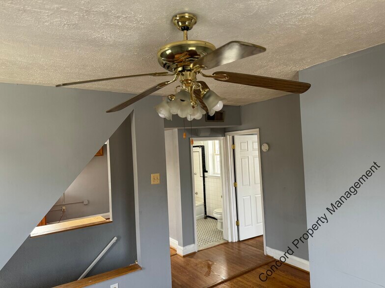 Building Photo - 3033 Hamilton Ave