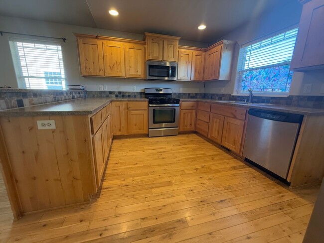 Building Photo - Wonderful 3 Bed/2.5 Bath Home in NE Bend -...