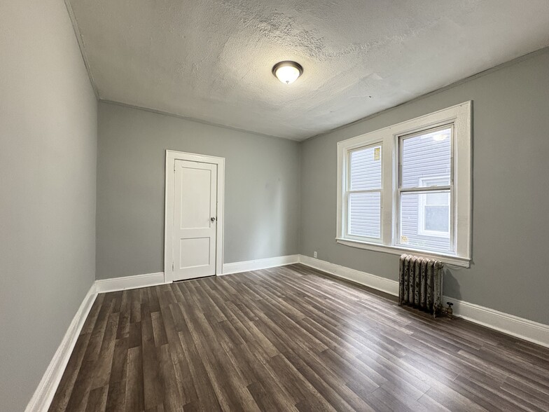 Building Photo - 351 Leslie St