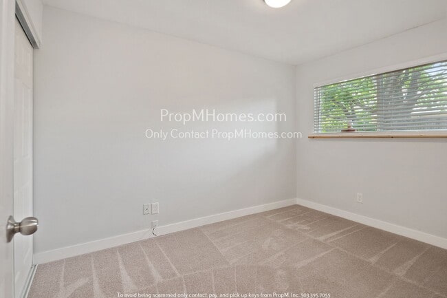 Building Photo - Updated Two Bedroom Duplex in SE!