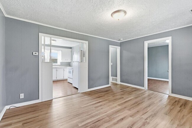 Building Photo - 3 Bedroom | 1 Bathroom Home | PET FRIENDLY!