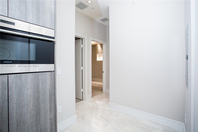 Building Photo - 460 NE 28th St