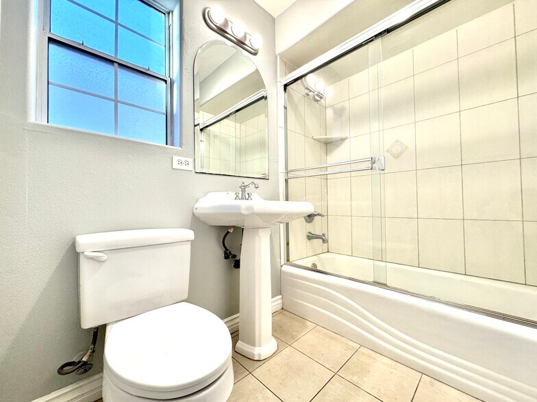 Downstairs bathroom - 27 Hampton Ct