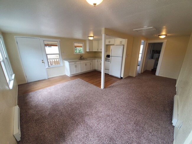 Building Photo - Upgraded 1 Bed 1 Bath Blocks from Evergree...