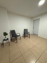 Building Photo - 2405 Roslyn Ln
