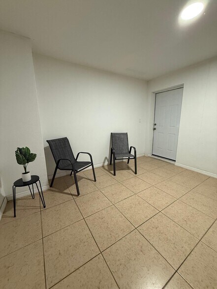 Primary Photo - 2405 Roslyn Ln