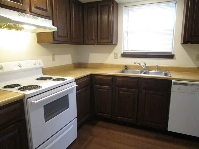 Building Photo - Remarkable Two Bedroom Town-Home with Fenced Yard - Available August 14th!!!