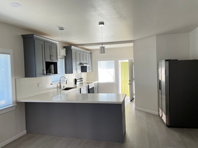 Building Photo - Beautifully updated 3-bedroom, 2-bathroom ...