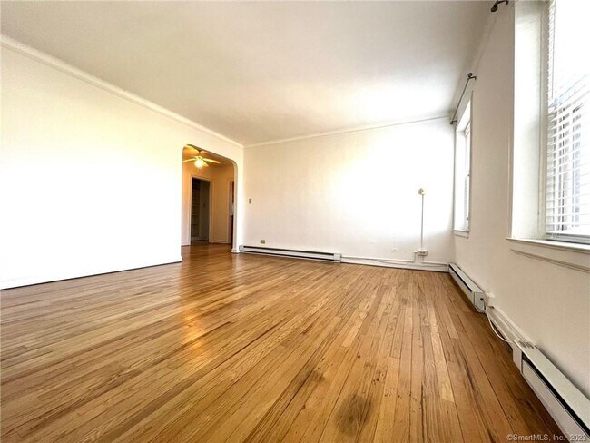 Building Photo - 126 Woodside Green