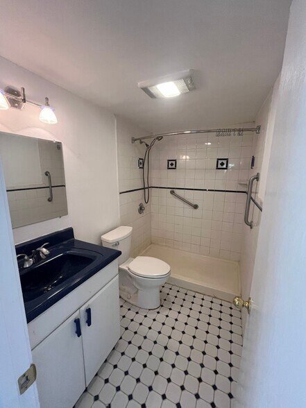 Building Photo - 3838 Pontchartrain Dr