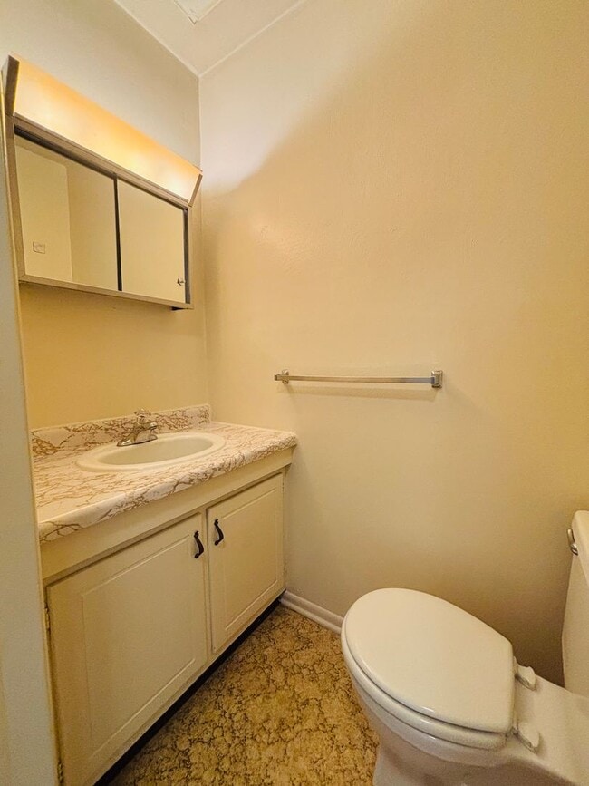 Building Photo - 2 Bedroom, 1.5 Bath Townhouse