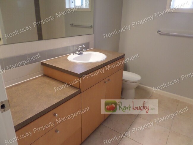 Building Photo - GORGEOUS & LARGE 1-Bedroom Unit w/Office N...