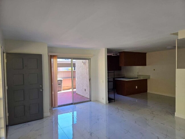 Building Photo - Spacious 3-bed, 2-bath condo is located in the heart of UTC, right on the UCSD bus line! It featu...