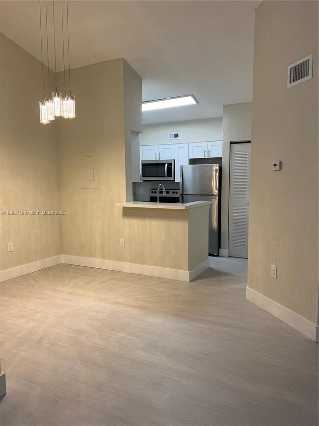 Building Photo - 2811 N Oakland Forest Dr
