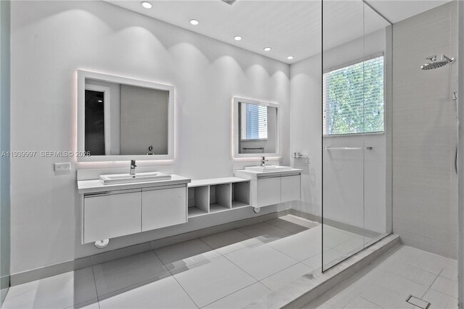 Building Photo - 6410 NW 105th Pl