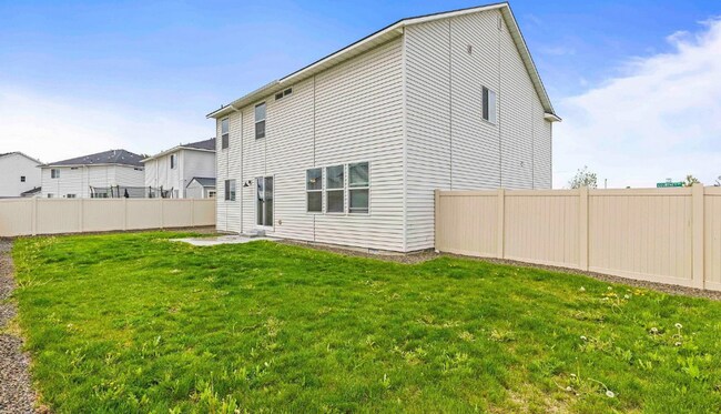 Building Photo - 4 Bed 2.5 bath with a 3 car garage
