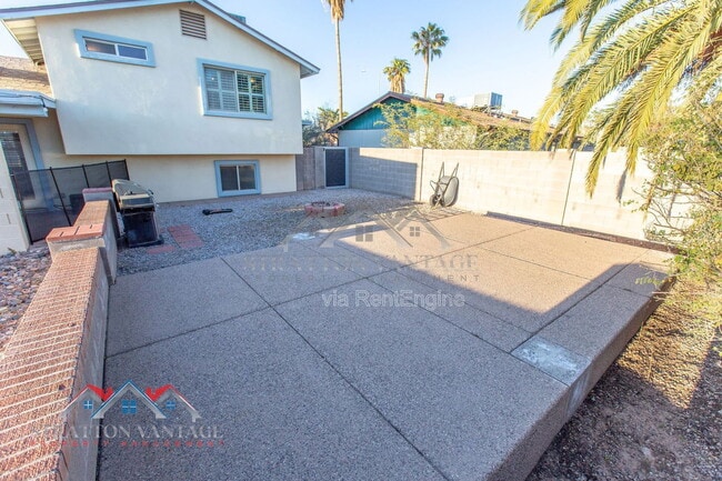 Building Photo - 1735 W Pampa Ave