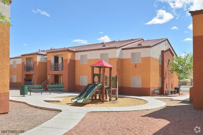 Courtyard - Sunset Palms Apartments