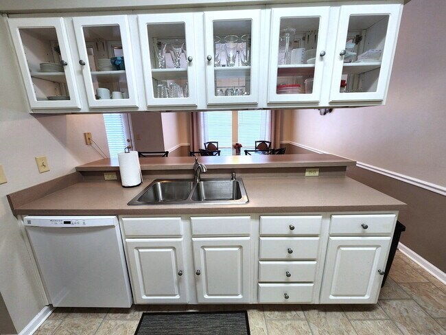 Building Photo - FULLY FURNISHED 2BR CONDO WITH MONTHLY LEASE TERMS