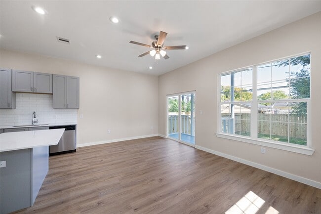 Building Photo - 9409 Clinton Dr