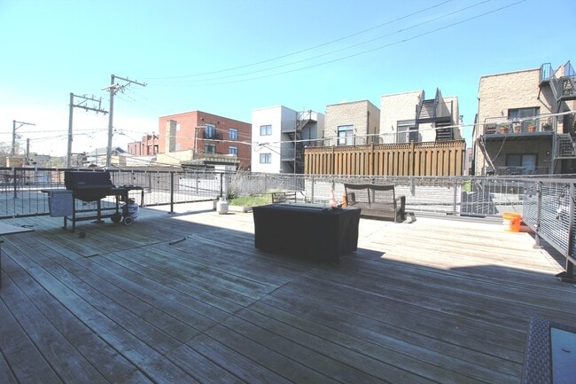 Building Photo - 1540 W Fullerton Ave