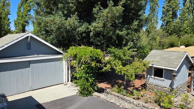 Building Photo - 125 Adobe Rd