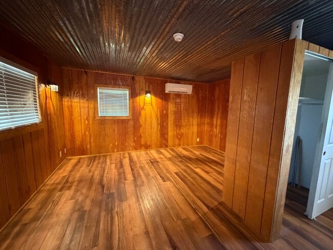 Building Photo - Cozy Studio House For Rent!