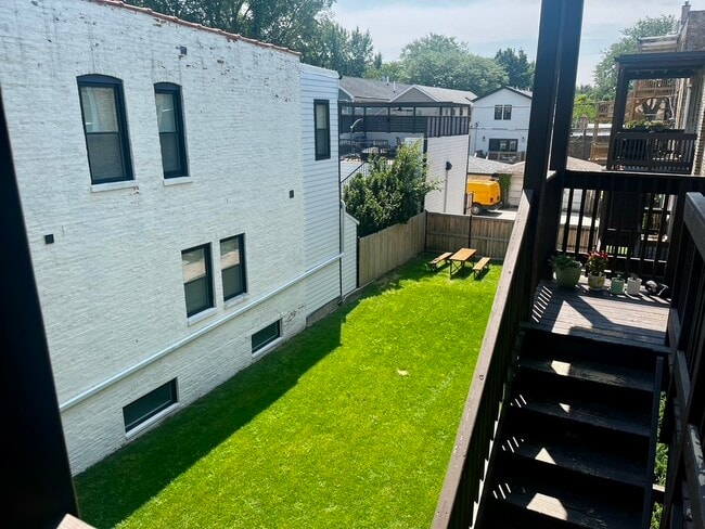 Building Photo - 5325 N Damen Ave