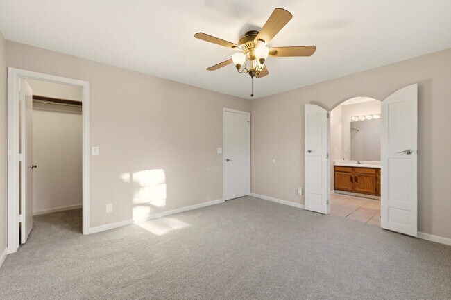 Building Photo - Charming 2BR/2.5BA Townhome in Deer Pointe Village! Beautiful Hardwood Floors Throughout Main Lev...