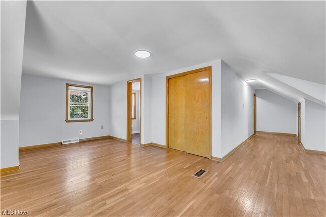 Building Photo - 923 E 218th St