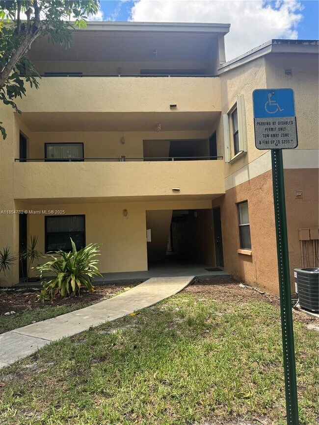 Building Photo - 9999 Summerbreeze Dr
