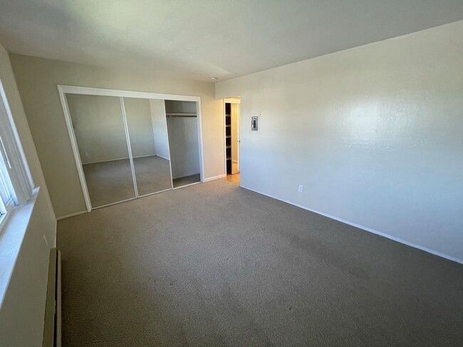 Building Photo - 1 bedroom 1 bath updated, upstairs unit-lo...