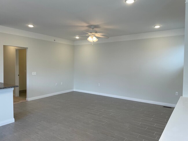 Building Photo - 3 Bedroom, 2 Bath, End-Unit condo style re...