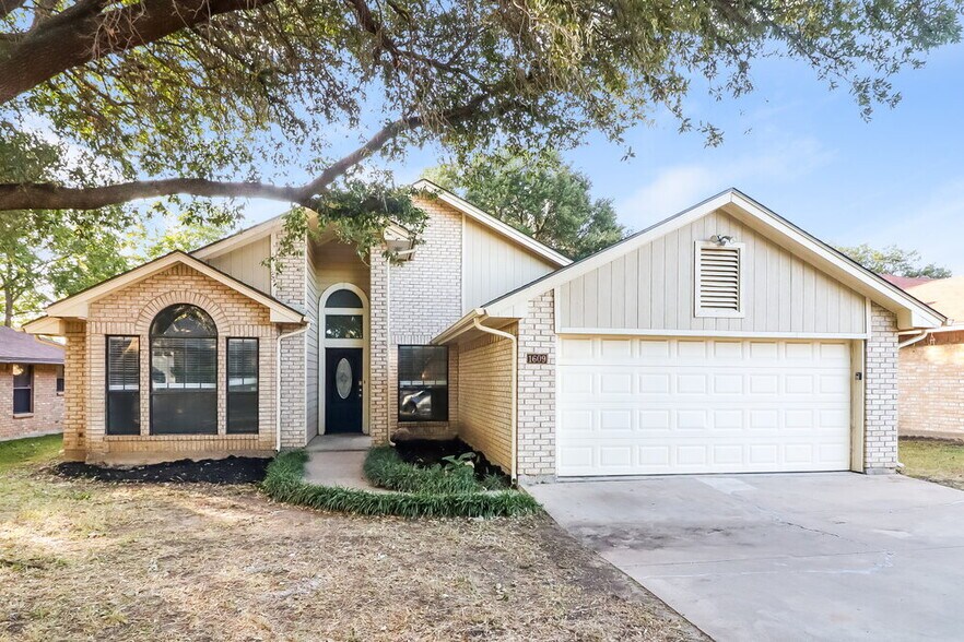 Primary Photo - 1609 Willow Park Dr
