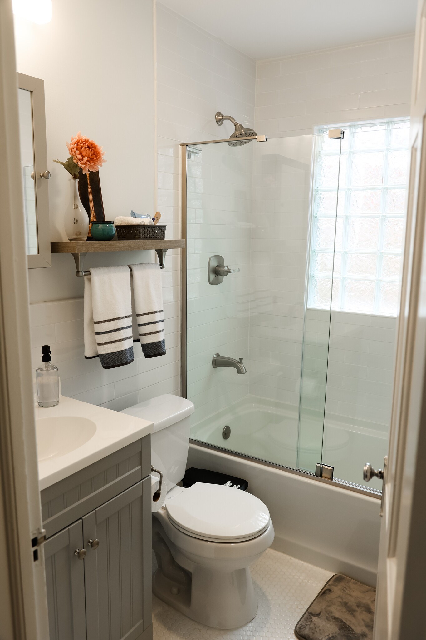 Building Photo - 5106 Rosslyn Ave