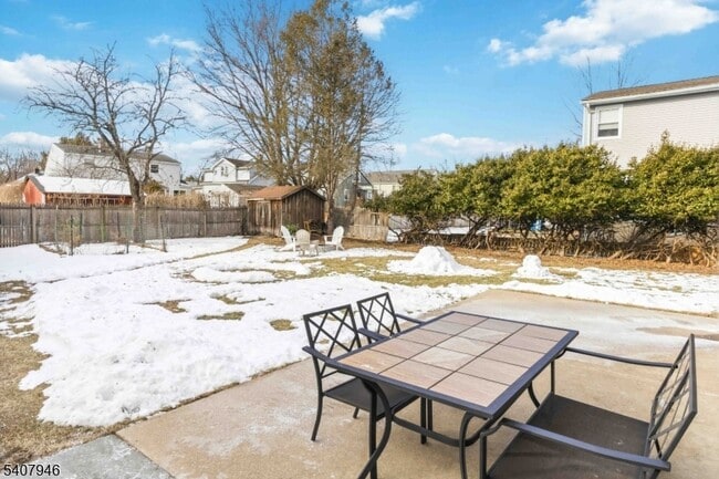 Building Photo - 10 Zazzetti St