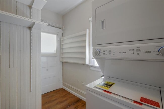 Building Photo - 422 Vernon St