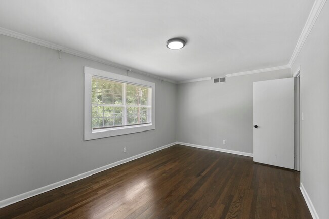 Building Photo - 1584 Line St
