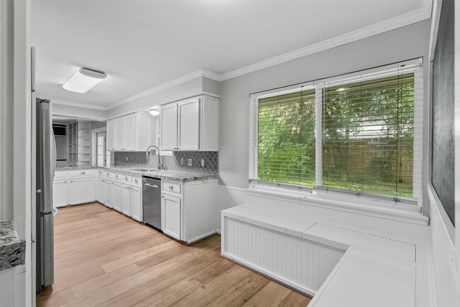 Building Photo - 5019 Oak Forest Dr