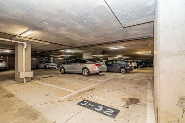 Building Photo - 851 N Glebe Rd