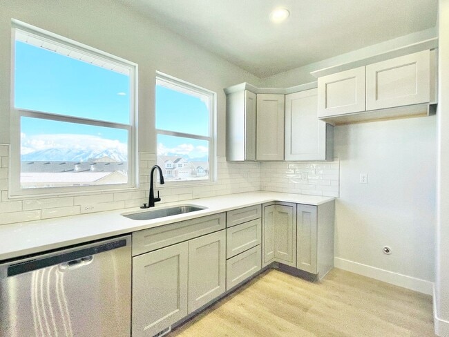 Building Photo - Beautiful Poolside Townhome at Mountain Ridge!