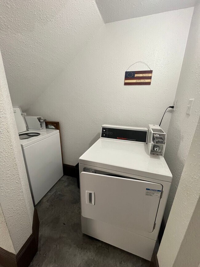 Building Photo - 1 Bed 1 Bath Apartment