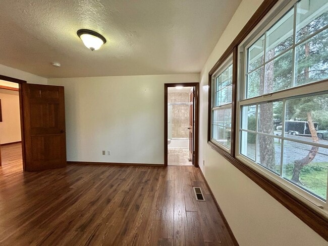 Building Photo - Timeless 5 Bed, 2.5 Bath Home - SW Beaverton