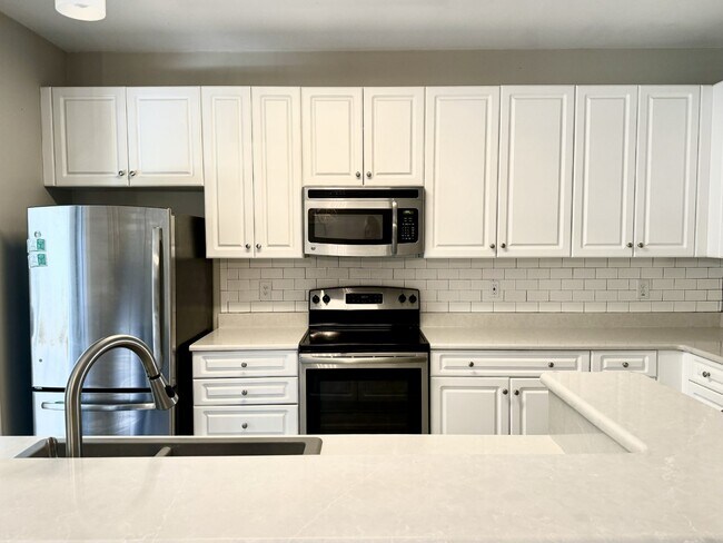Building Photo - Spacious Townhome with a Private Courtyard in Westbury Park!