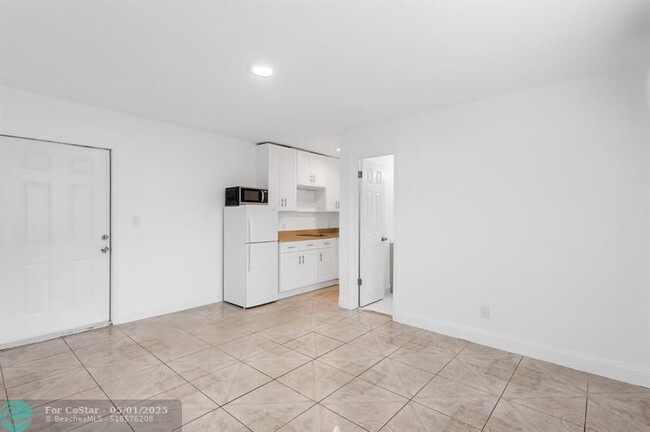 Building Photo - 583 NW 17th Pl