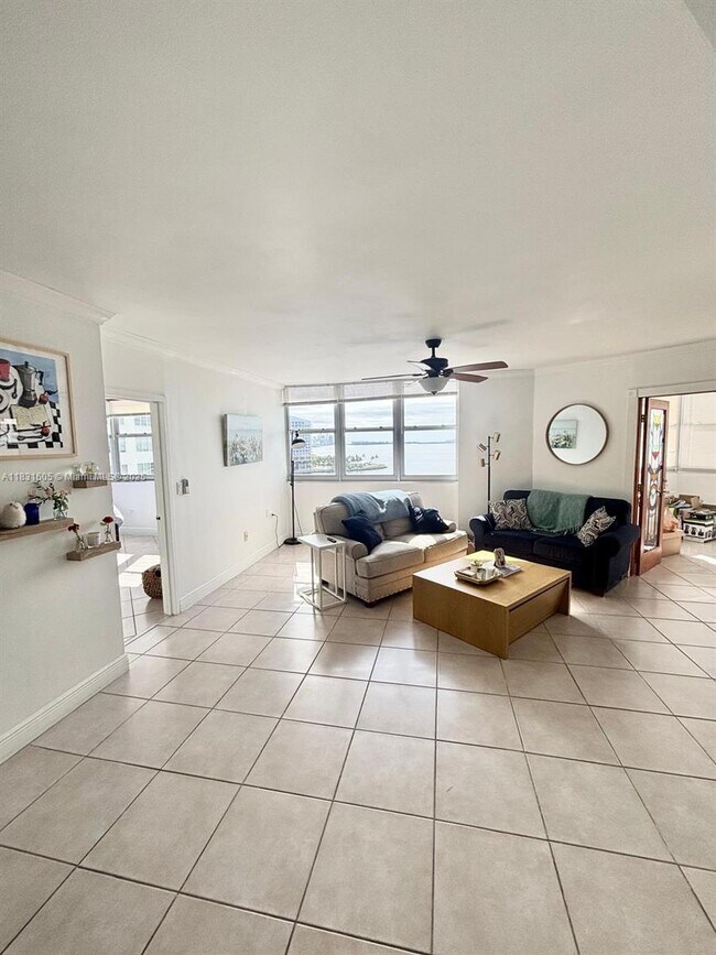 Building Photo - 999 Brickell Bay Dr