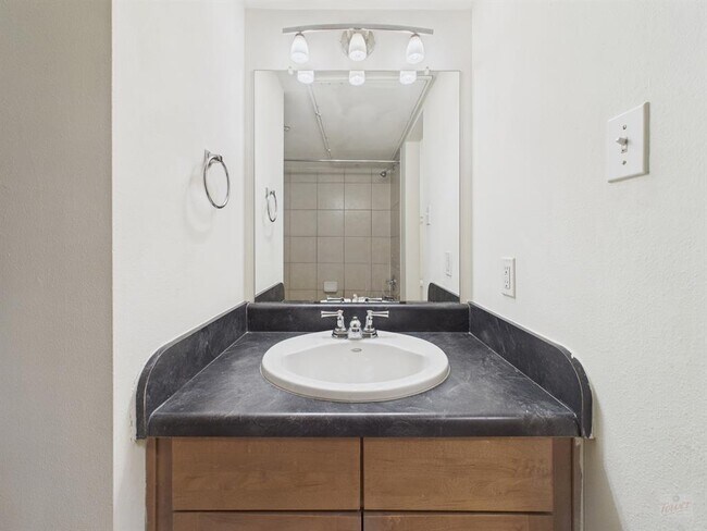 Building Photo - 711 W 32nd St