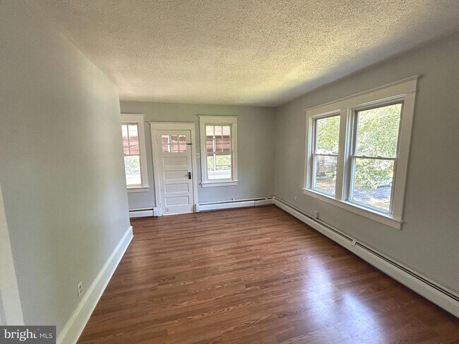 Building Photo - 303 Kenny St